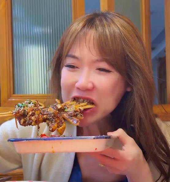 网红"浪胃仙"为洗白,直播狂吃2小时,30分钟清空4人餐_网友_视频_问题