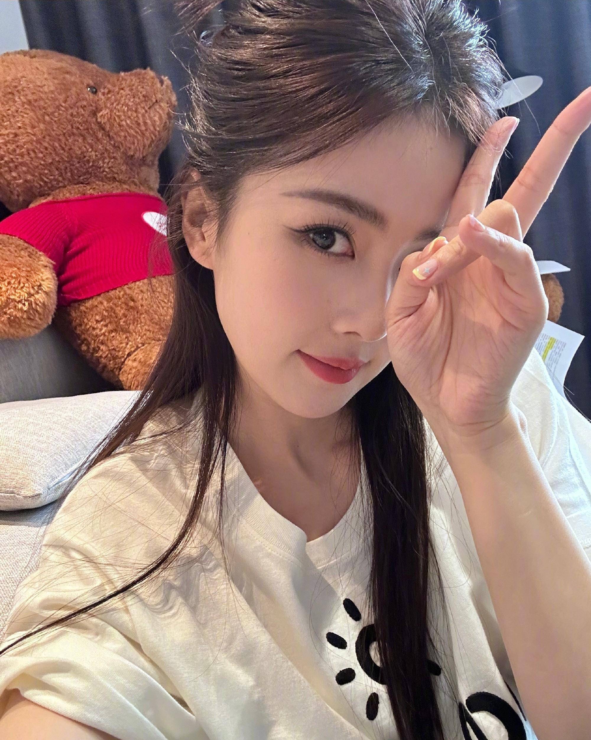 白鹿日常素颜随拍,满满的生活气息!_造型_圈子_休闲