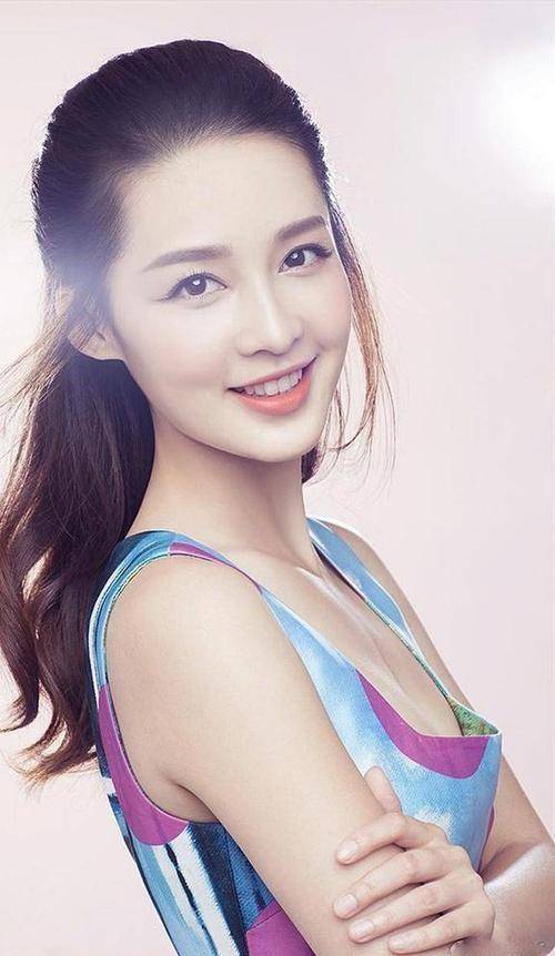 29岁李沁越玩越大,颁奖礼穿"透光裙",聚光灯下身材亮点足_气质_设计的