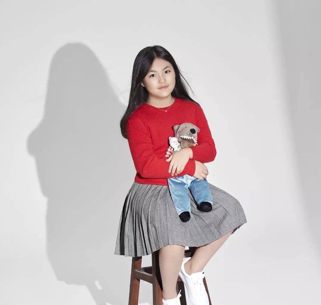 11岁王诗龄身高竟然1米7,每月伙食费7万元,网友:李湘钱没白花_孩子