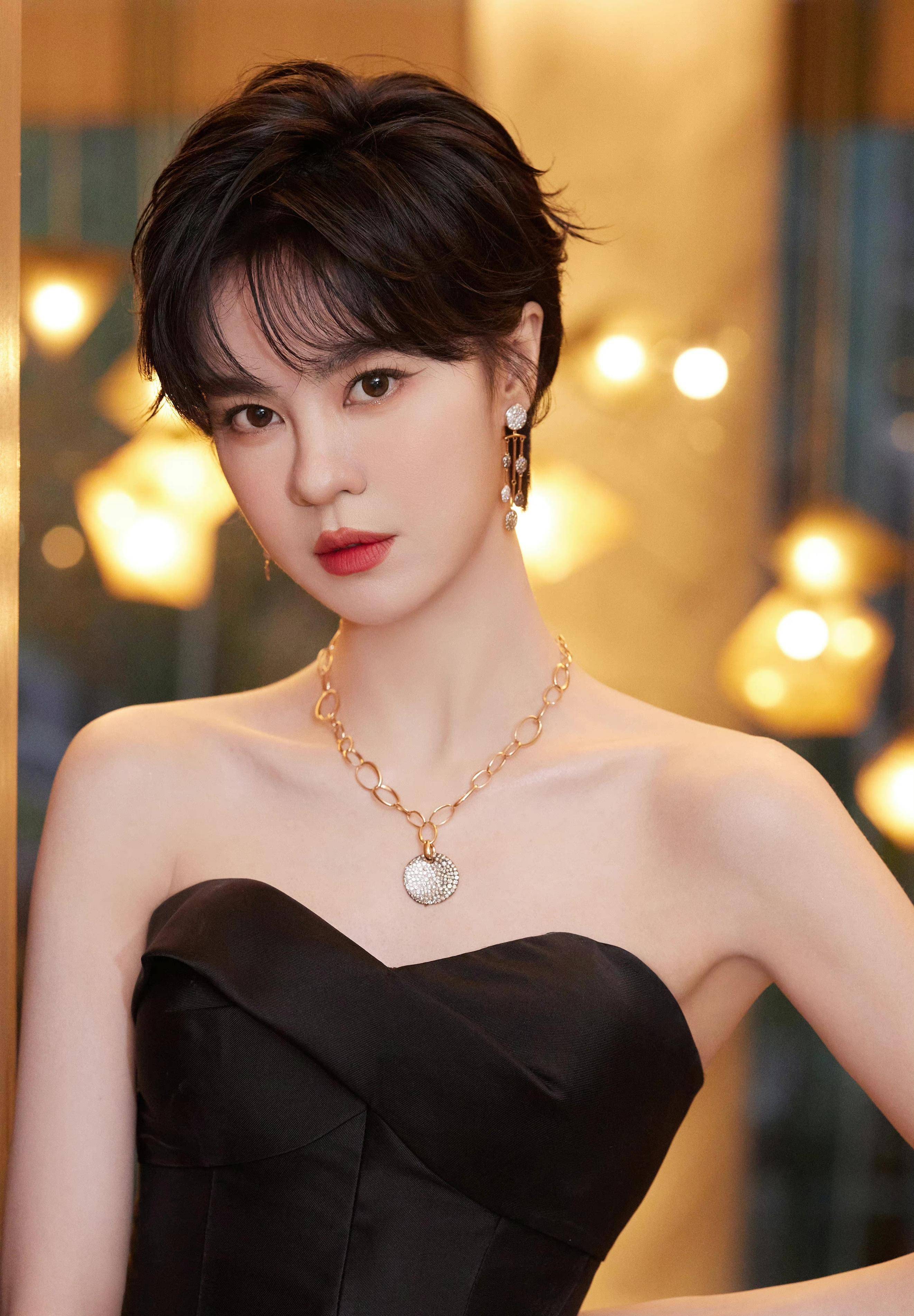 郁可唯的美貌被低估,穿抹胸黑裙秀"筷子腿",狗啃短发又酷又美_连衣裙