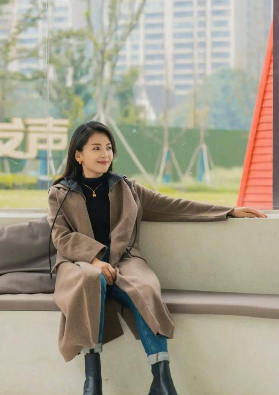 刚发现刘涛"不显老"的秘密:发微卷,不露脚踝不露腿,简单漂亮_衣服