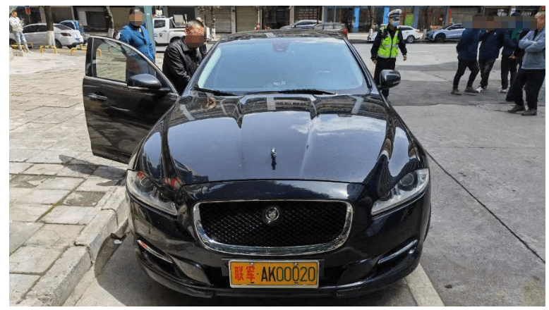 四川街头惊现「联军」车牌,司机自称隶属联合国有重要任务执行_男子