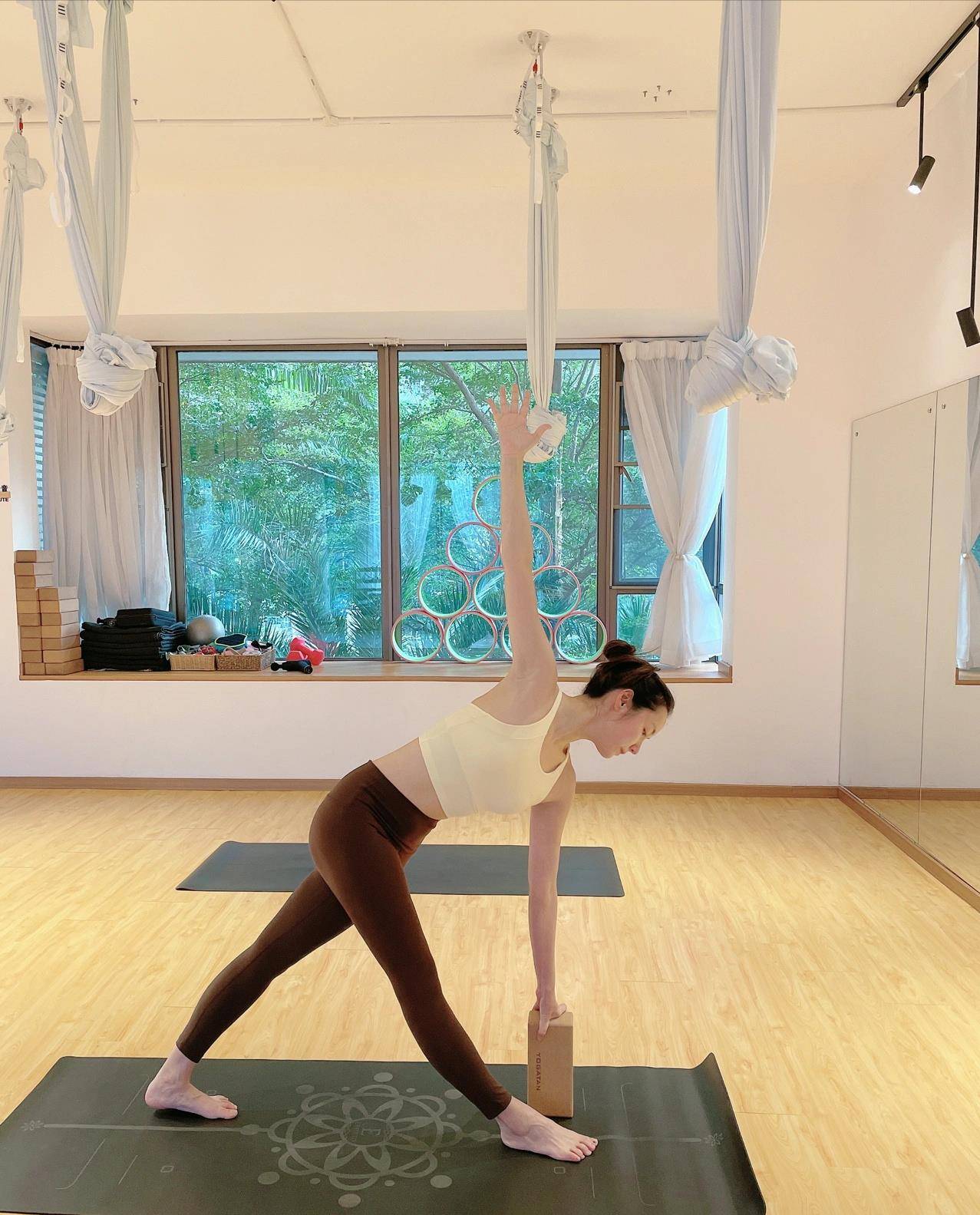 吕一晒瑜伽照秀魔鬼身材,白皙马甲线美得掐出水_时尚_钱泳辰_黑色