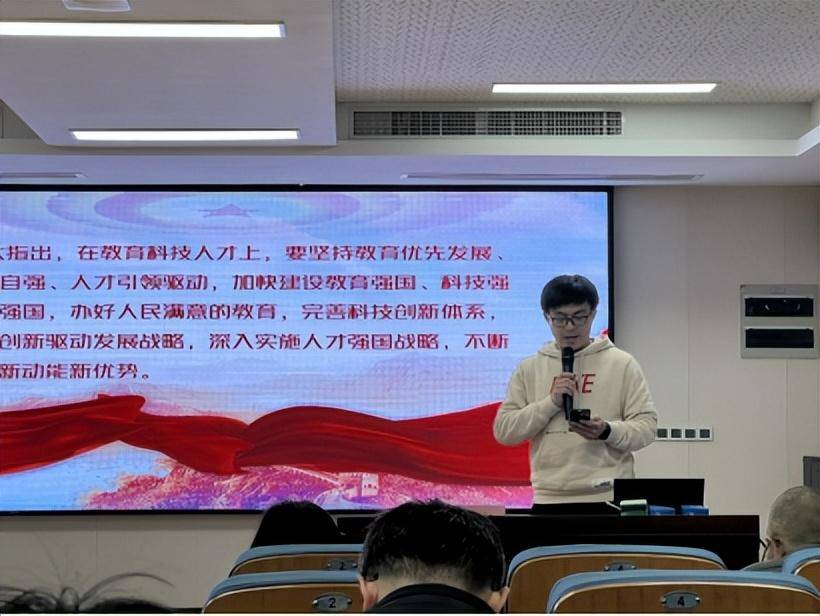 古林镇中学 樊勇老师在第二阶段的微型党课活动中,分别由古林镇中学的