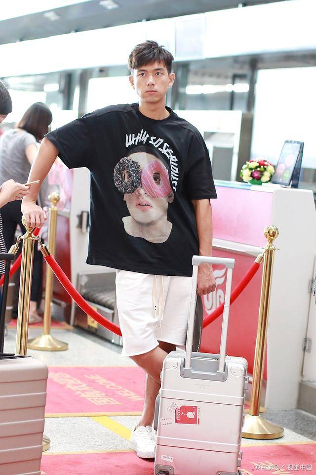 李现热点:李现前任助理对李现的评价上了热搜_自律_中山路_荆州