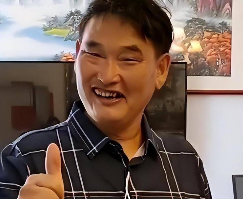 在陈亚男的动态里,从来没有称呼过朱小伟的名字,每次都是蹭大衣哥