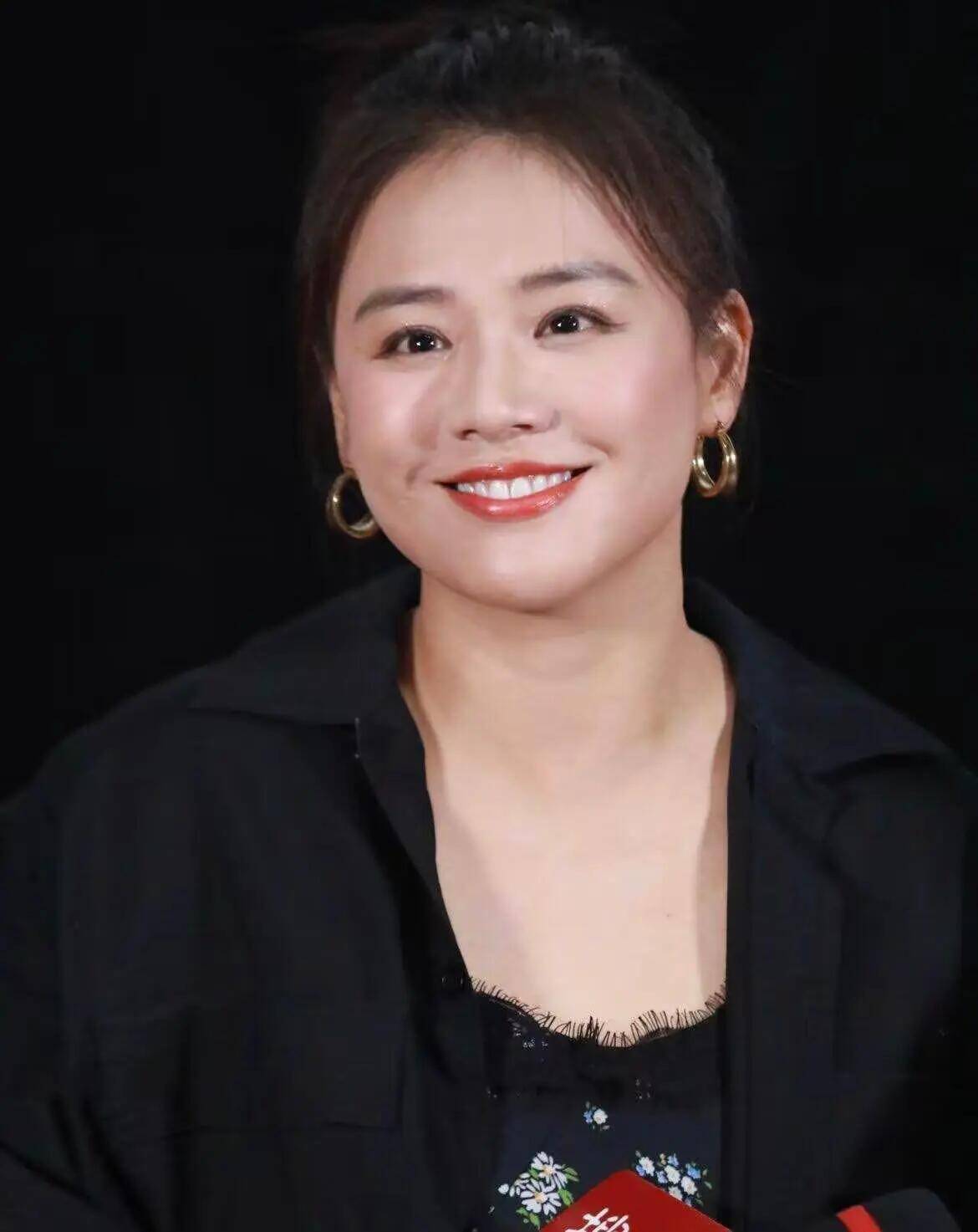 利用外套去显瘦胖女孩穿的时候注意一个小细节尽量露出锁骨和肩颈