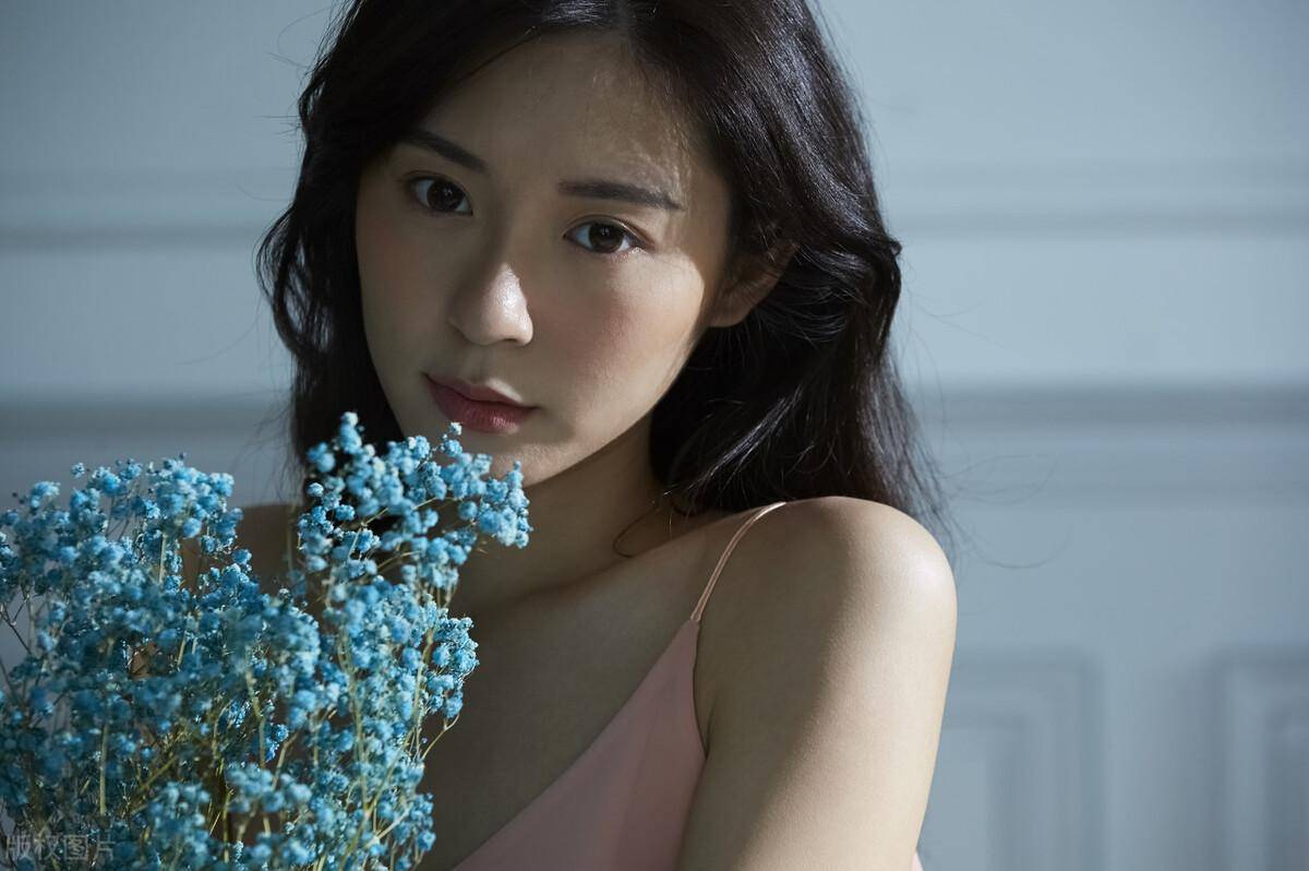 情感故事:同事老婆来出差,无意间了解到她的心酸,我很心疼她_徐丽丽