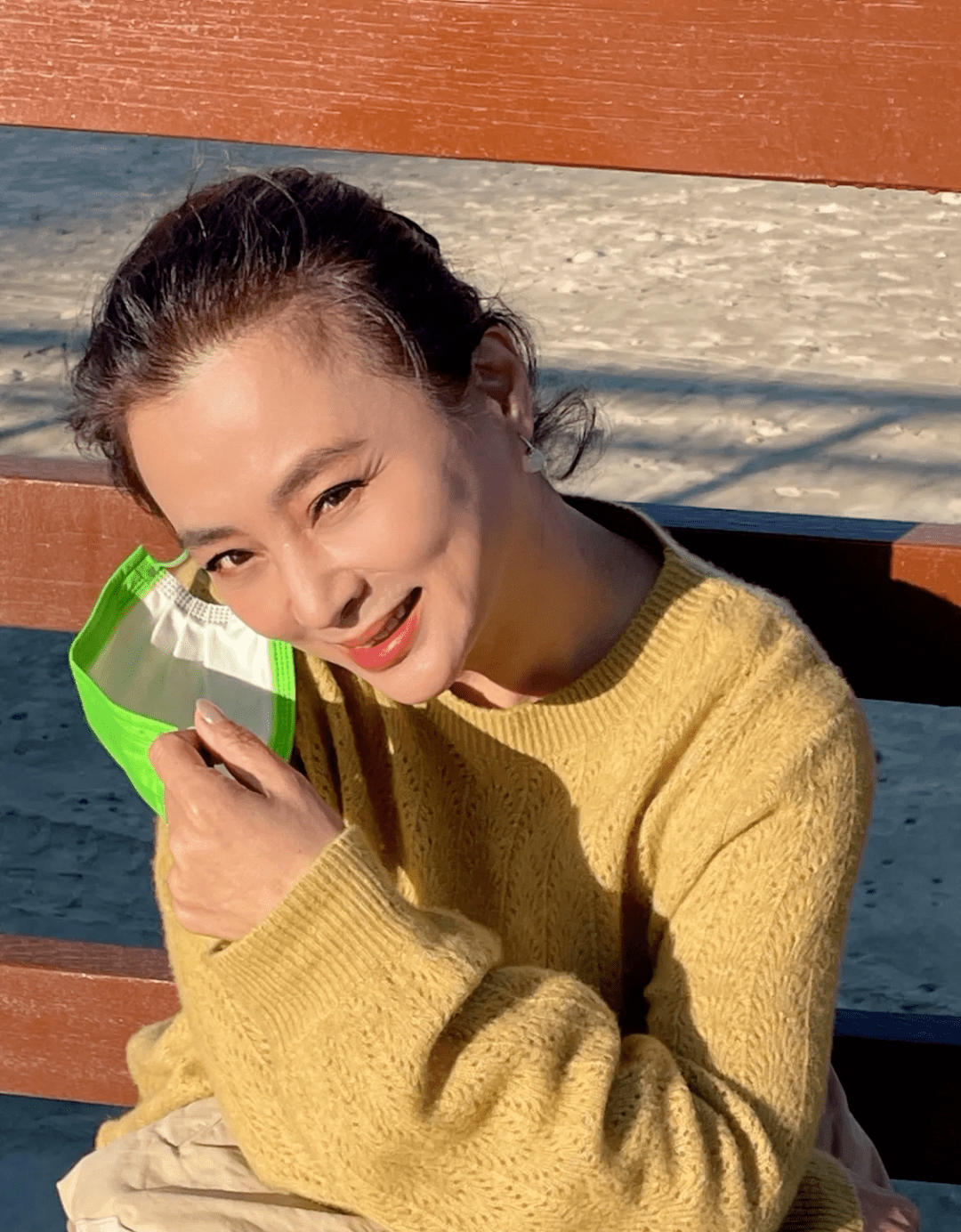 李玲玉素颜自然且自信,60岁白发不染不扮嫩,老态真实越看越漂亮_显得