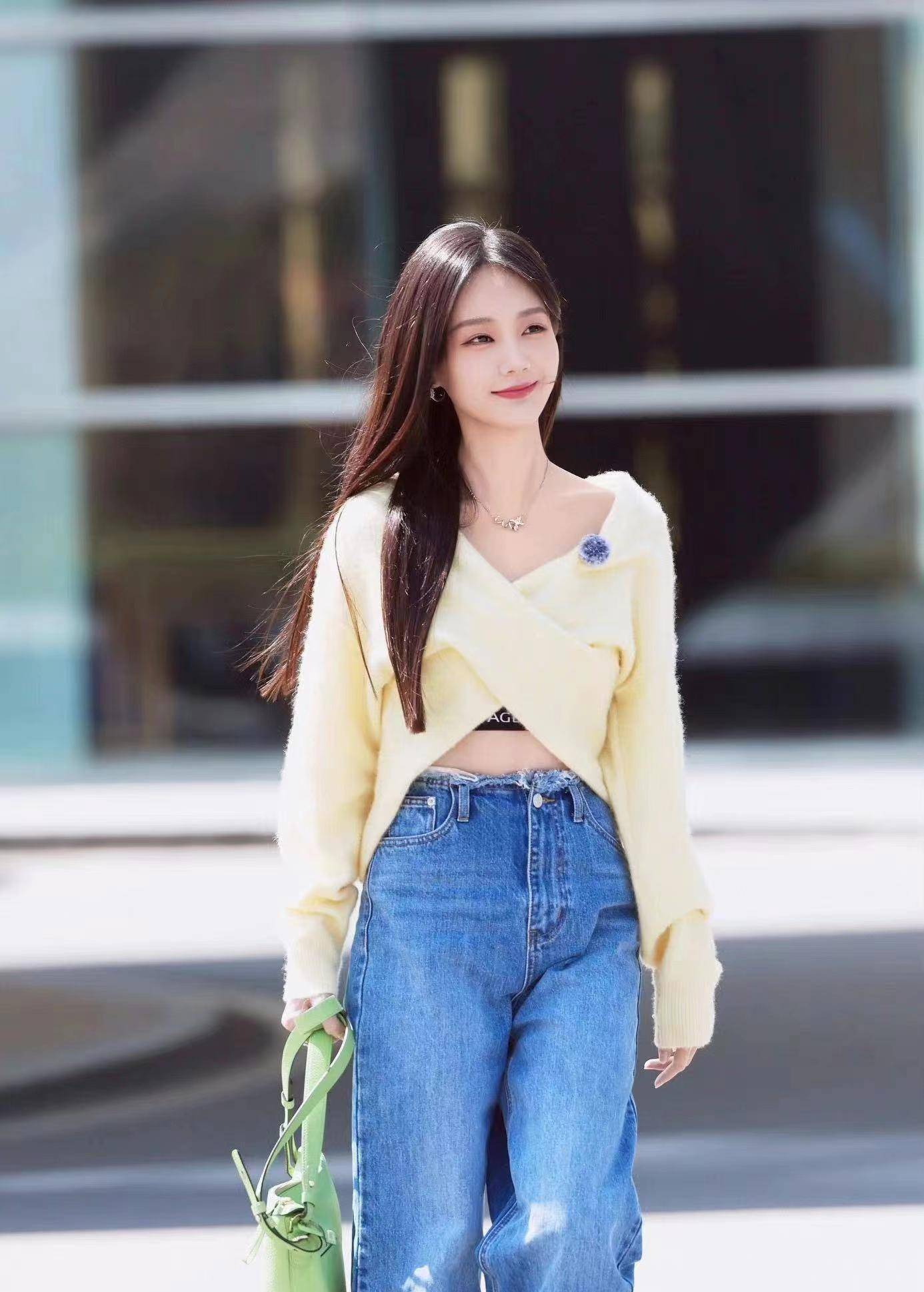 李一桐录制新综艺,露脐装搭牛仔阔腿裤,温柔优雅又时尚!