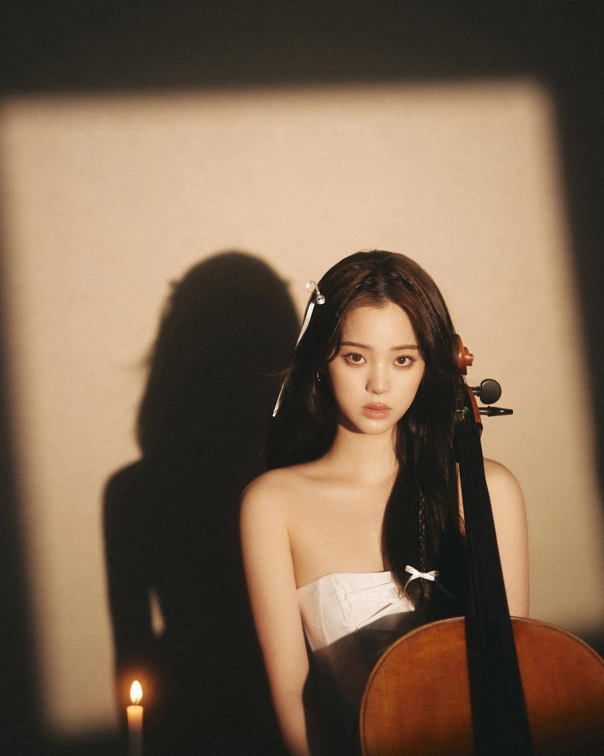 欧阳娜娜晒光影随拍 穿白色抹胸裙 香肩半露 纯欲风拉满_大提琴_照片