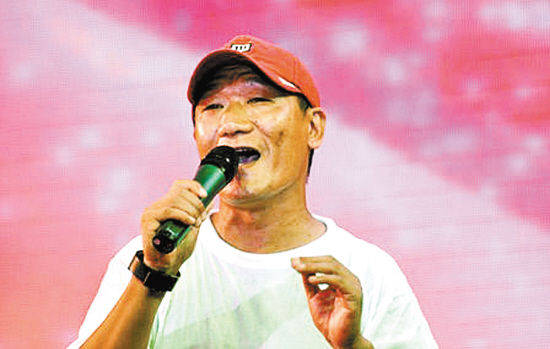 早些年谢东凭借着《中华民谣》《笑脸》等脍炙人口的歌曲可谓是红遍了