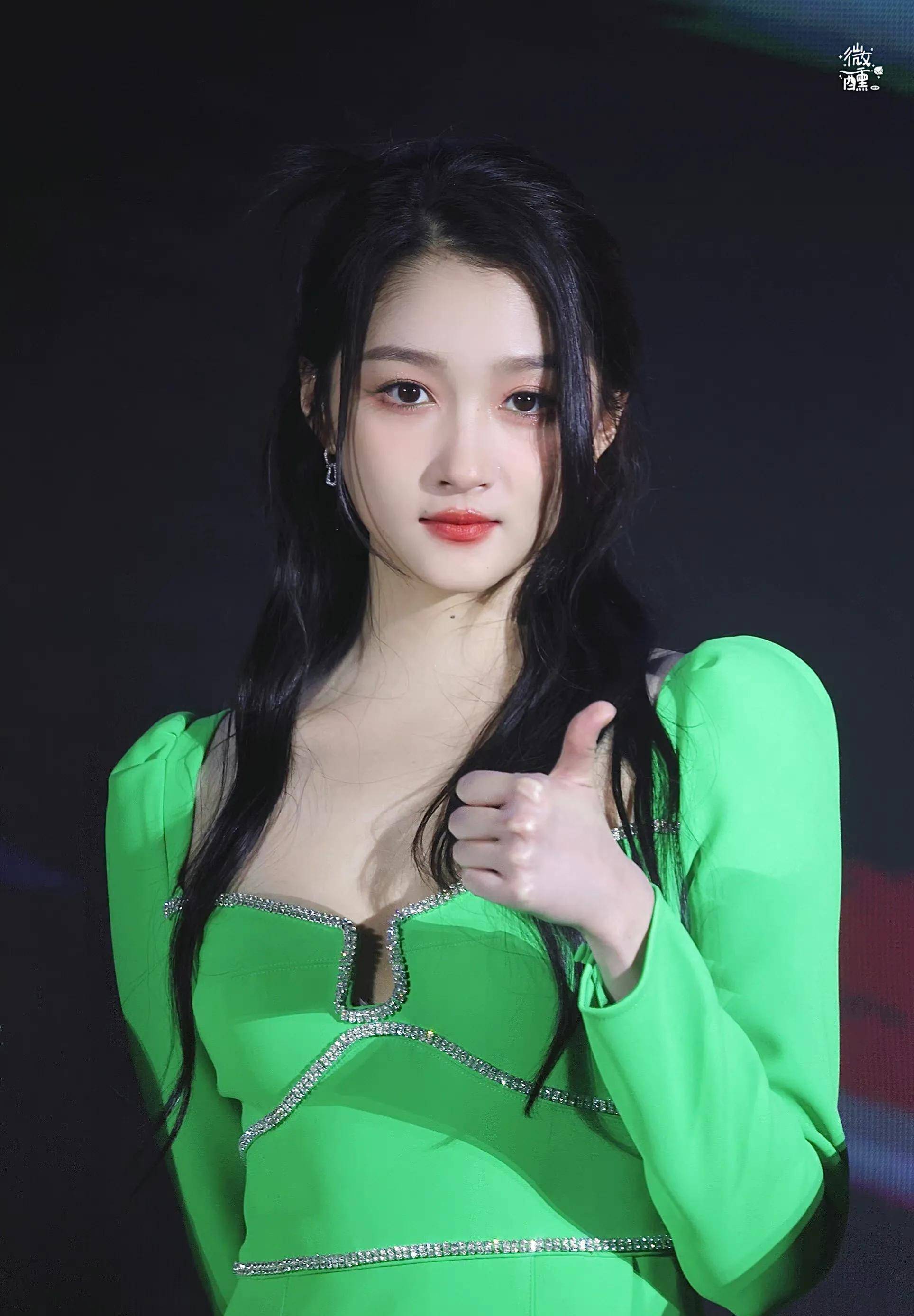 关晓彤不会再有过去土气的穿搭了,真替她开心[yes]!