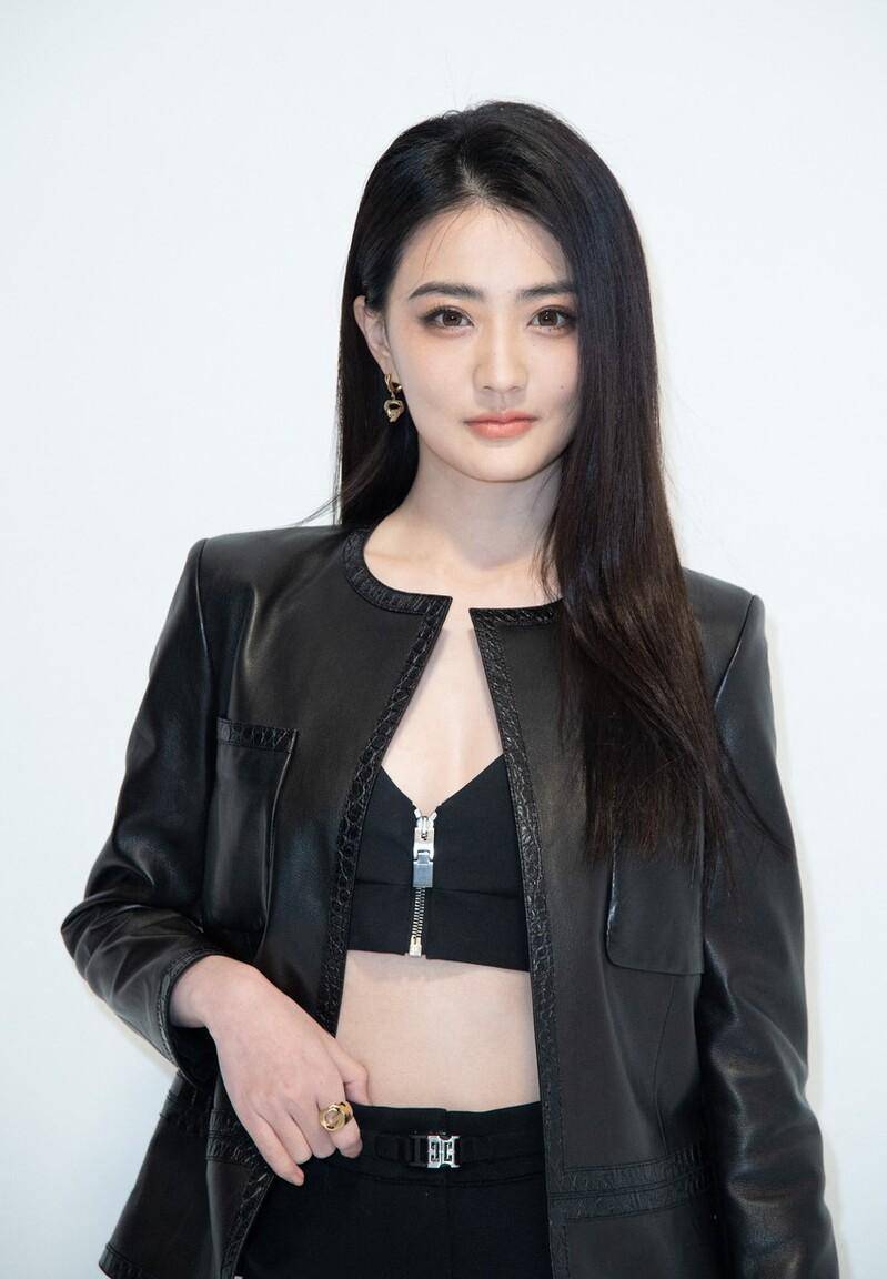 徐璐巴黎时装周看秀,穿露脐内衣秀细腰长腿,28岁的高级脸真耐看_装饰