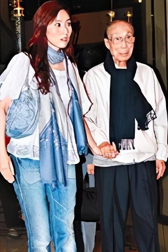 港媒拍到过一张张玉珊手搀邵逸夫的照片,镜头前的她低眉垂目,小心翼翼