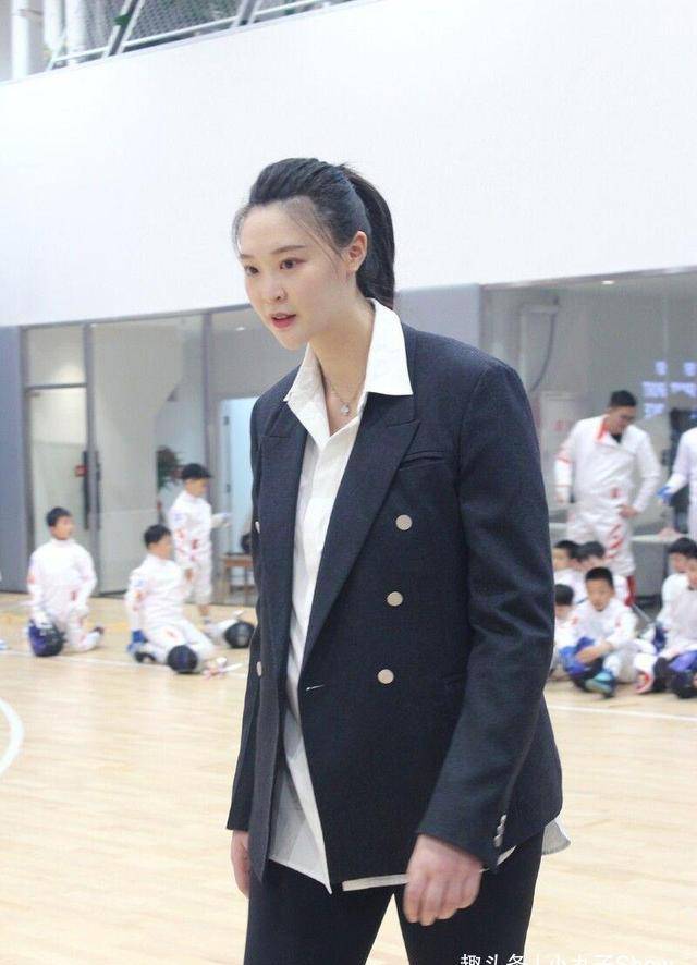 惠若琪挺巨肚亮相活动,老板西装难掩元气少女,紧身裤腿有点显粗_黑色