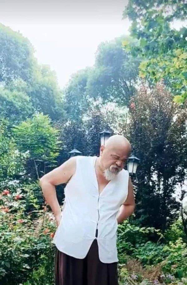地方著名演员李琦如今牙齿掉光,骑三轮在马路边数零钱,略显凄凉_生活