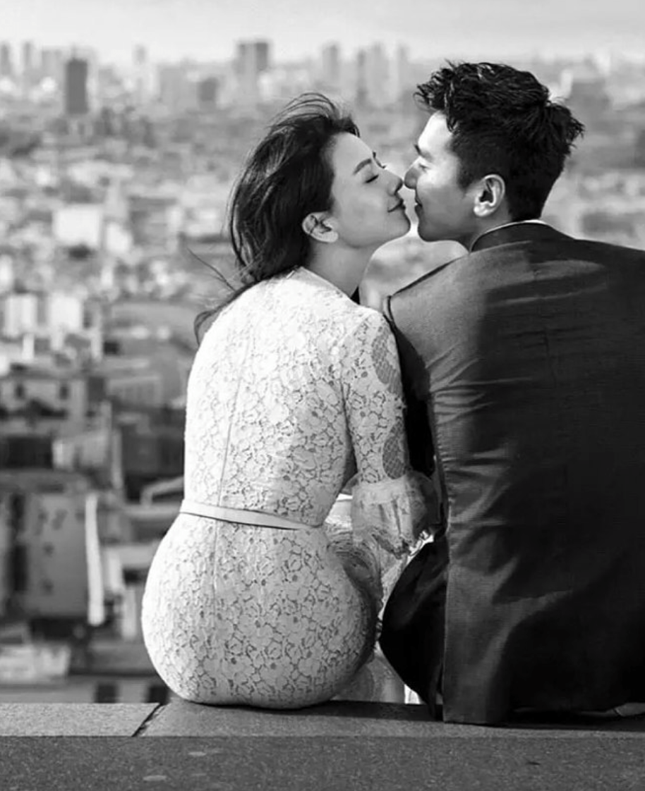 高圆圆赵又廷十指紧扣压马路,女方一个举动,暴露真实夫妻现状_两口子