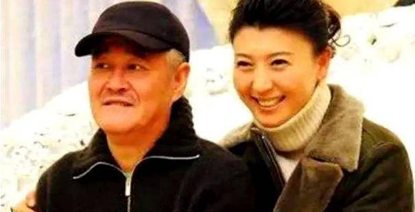 闫学晶参加商演捞金，场地简陋尘土飞扬没有舞台，一首歌才三十万