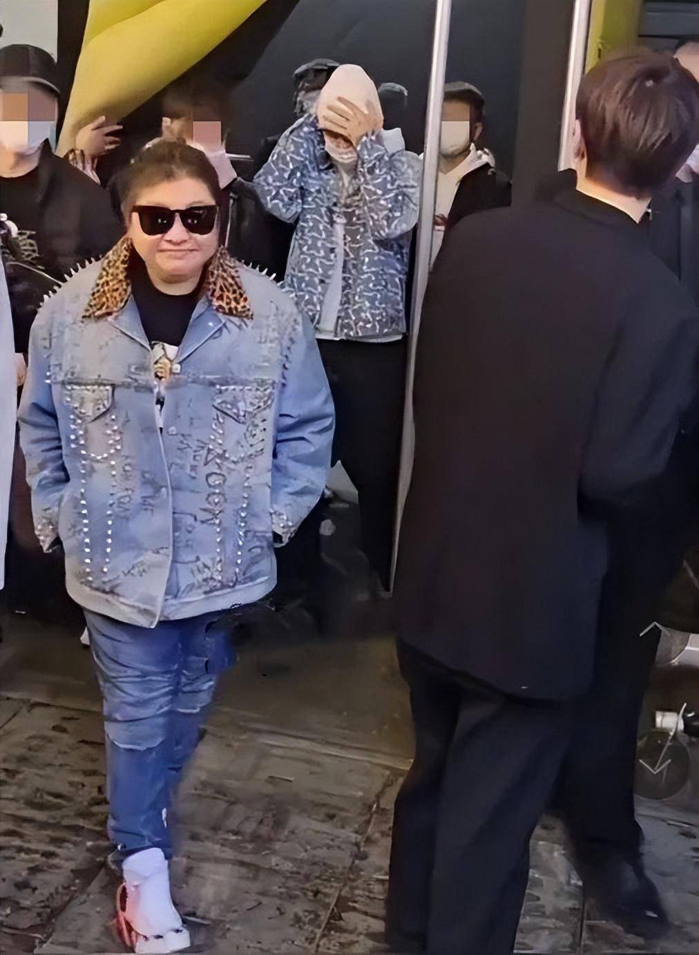 韩红减重40斤现身综艺,梳丸子头神似少女,52岁未结婚成母亲心病_因为