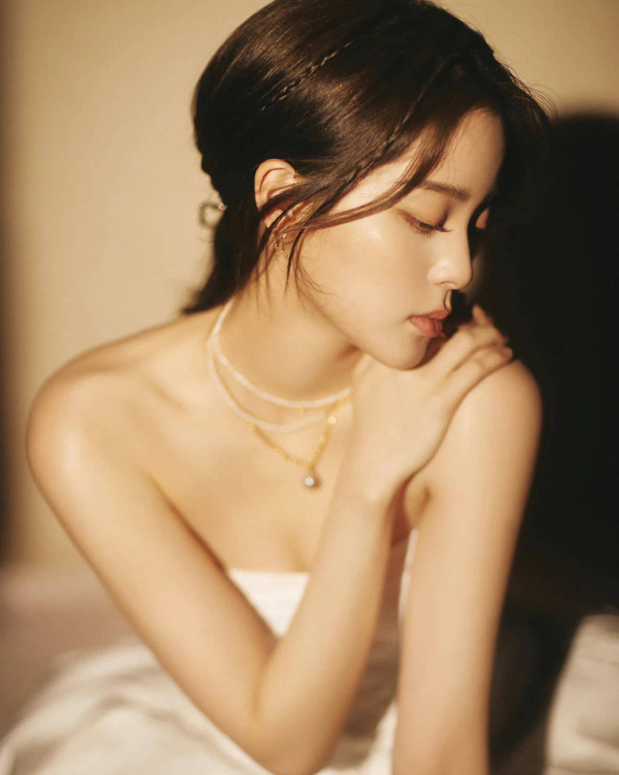 欧阳娜娜晒光影随拍 穿白色抹胸裙 香肩半露 纯欲风拉满