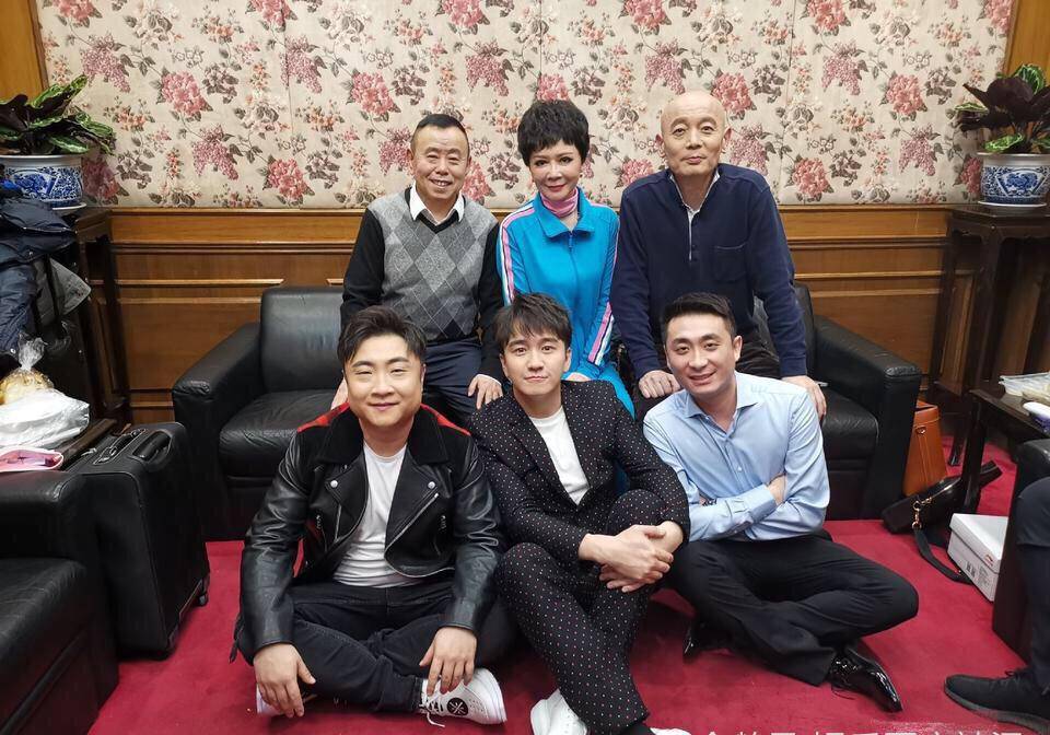 翟天临春节联欢晚会《"儿子"回来了》"全家福"后台蔡明假发抢镜_春晚
