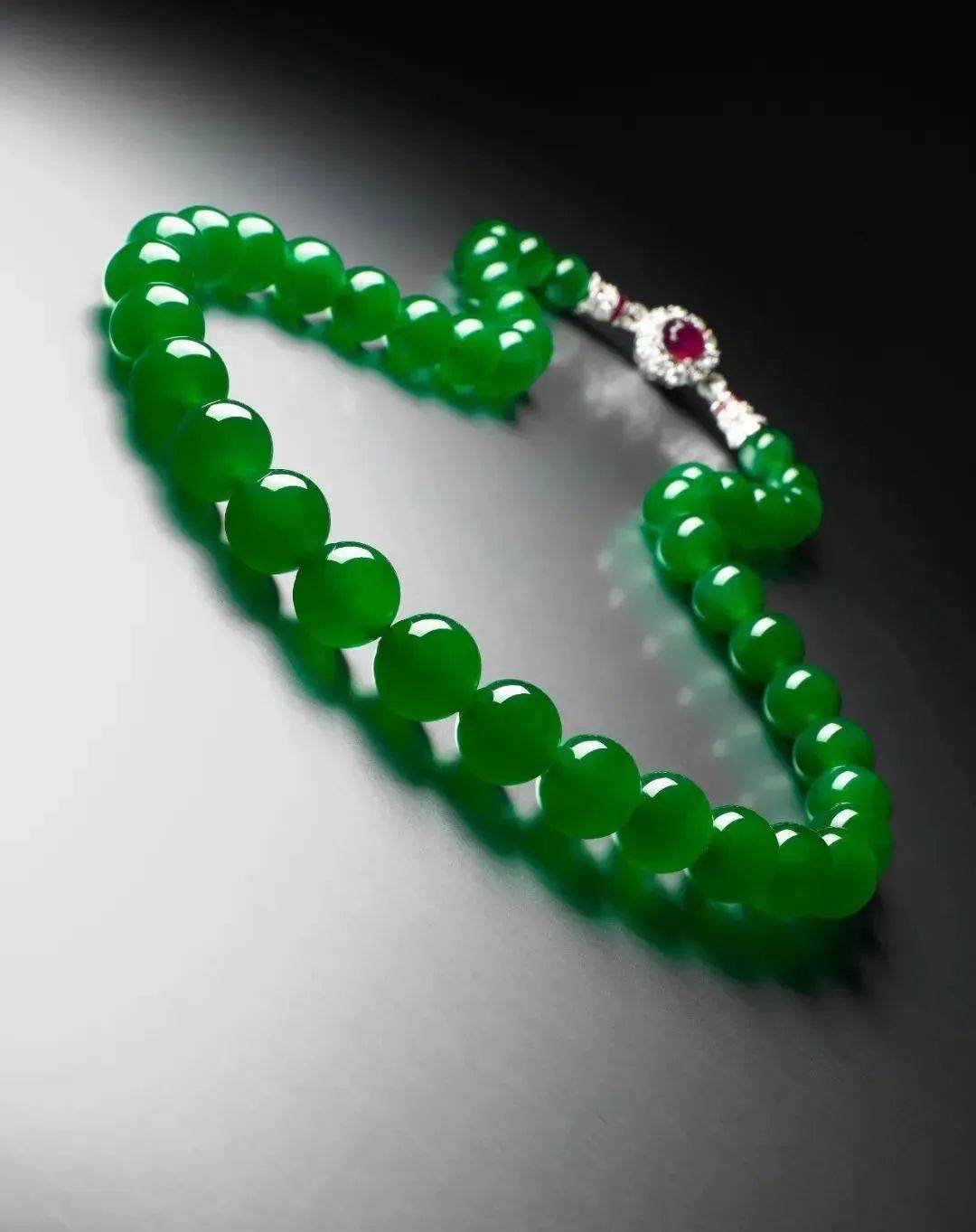 2023春拍好戏连台,6000万元翡翠手镯创下拍卖史上最高纪录!