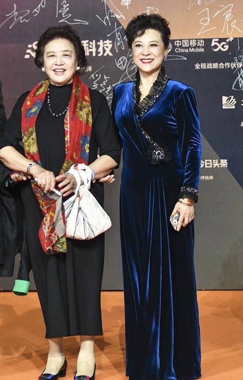 丛珊有颜有身材却输给了王馥荔!一位白发一位淡妆超优雅!