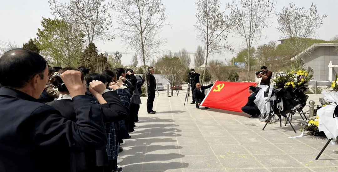 走进王蔚同志纪念馆,中国电信新疆洛浦分公司党员怀着无比崇敬的心情