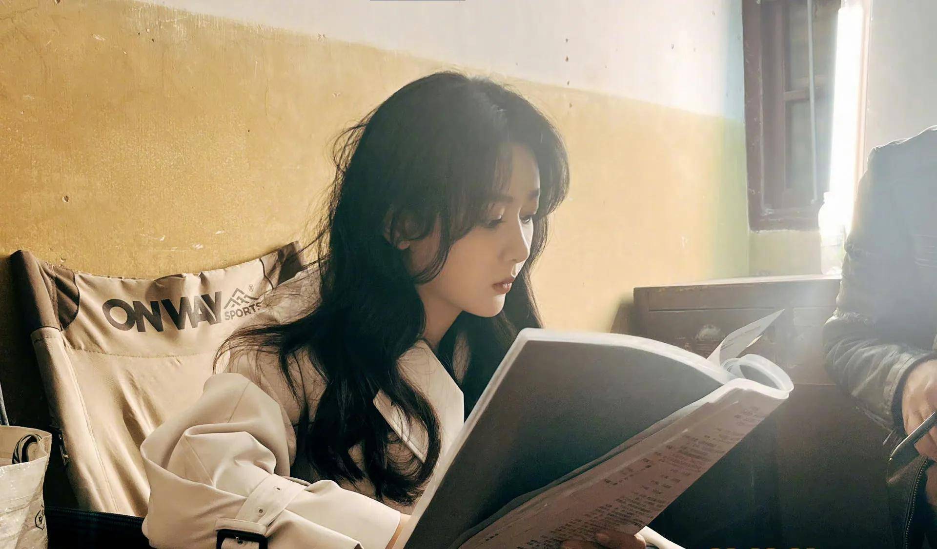 高考裹挟着十八岁成人礼仓促闯来,年少的约定无法实现,黄瀛子(杨紫饰)