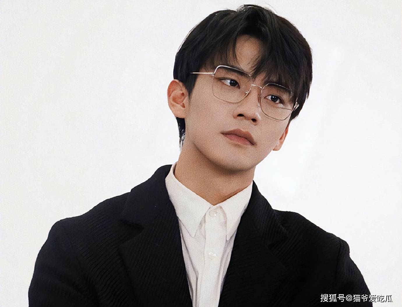 身高有182 cm,经纪公司是好虚荣娱乐公司,旗下艺人有何穗,唐晓天等