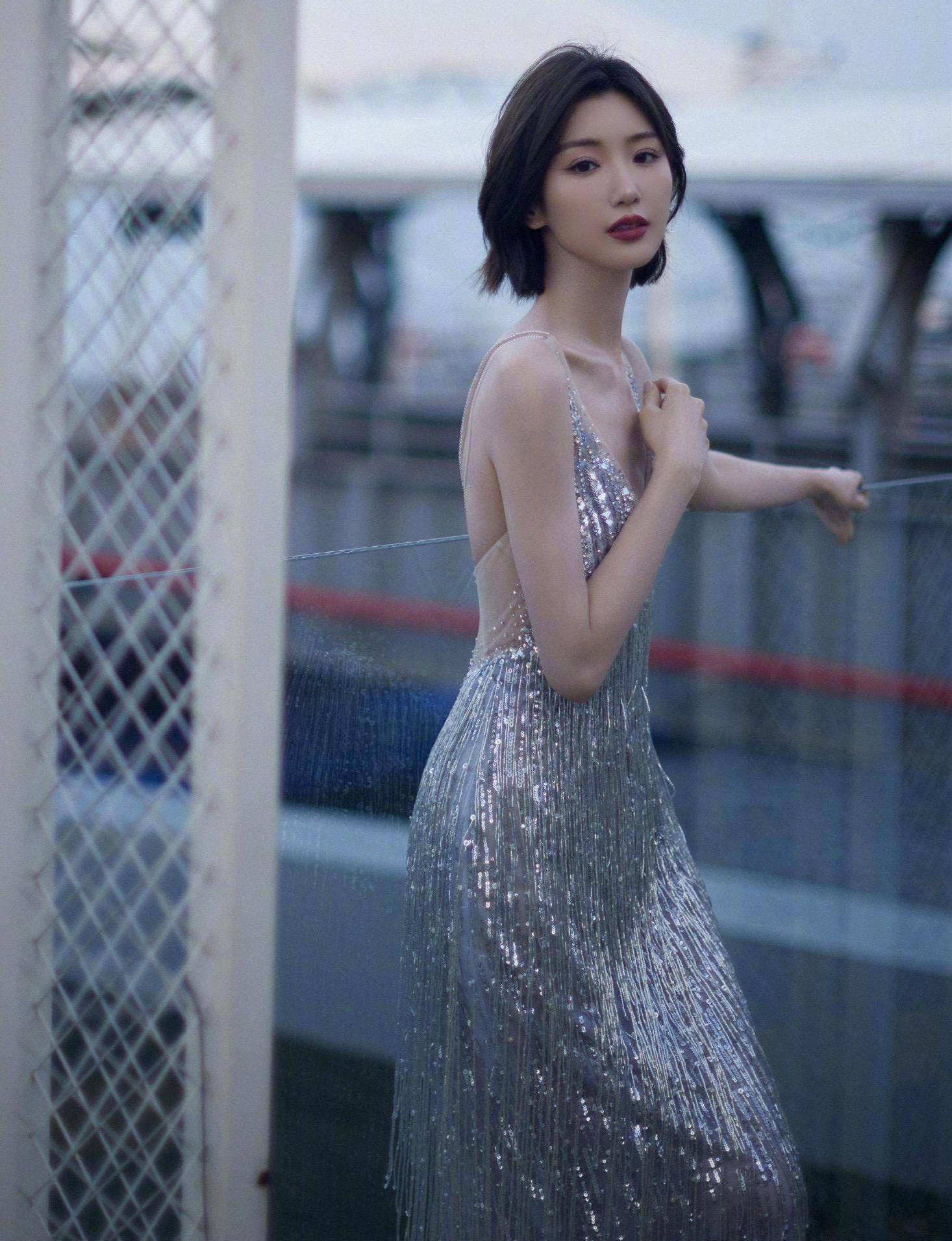 毛晓彤才是"礼服女王",穿深v流苏裙高贵迷人,腰臀比太惊艳_时尚_银