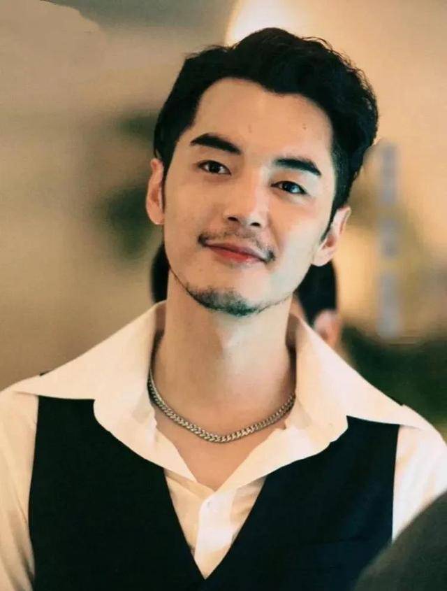 替被谢娜刁难的岳云鹏解围,尊重前女友不炒作,重新认识了金世佳