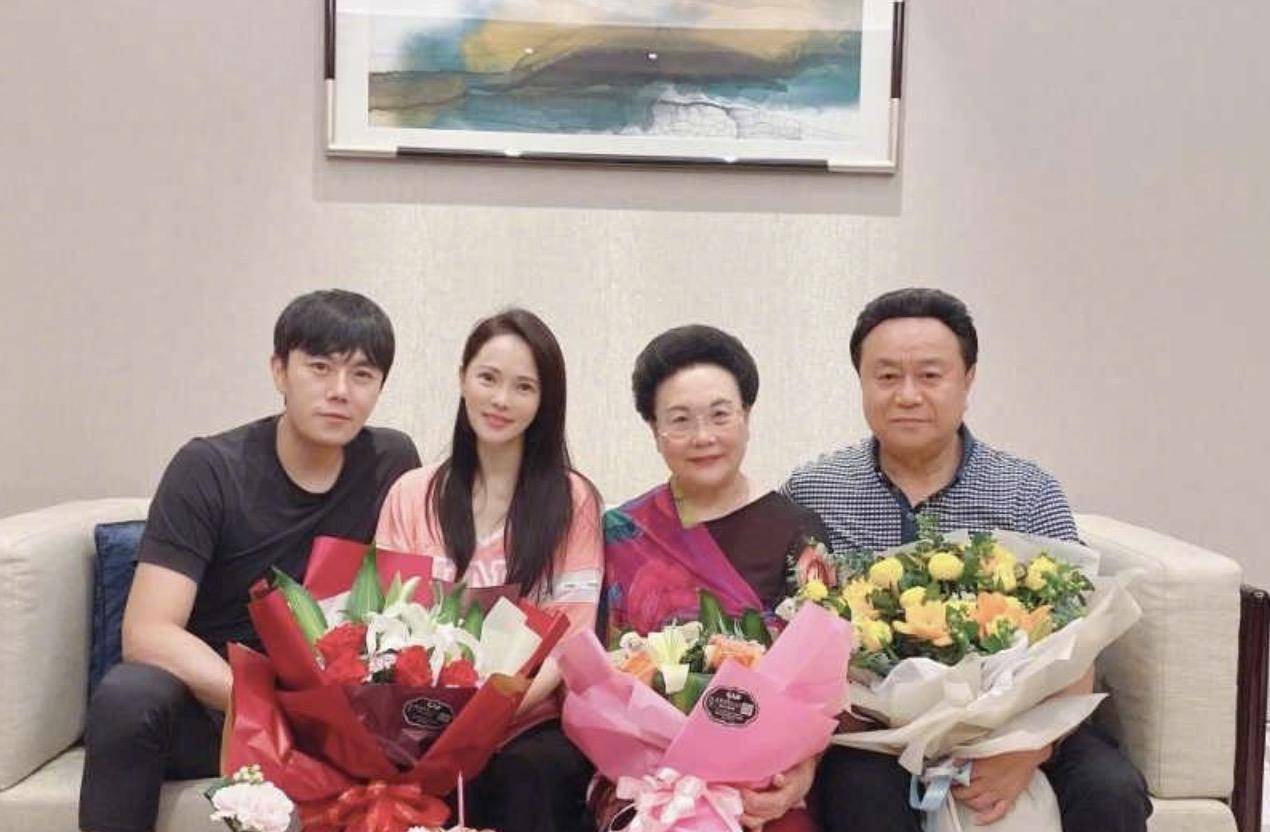 公公婆婆和蔼出镜,三个亲姐姐气质出众_秦昊_妈妈_儿子