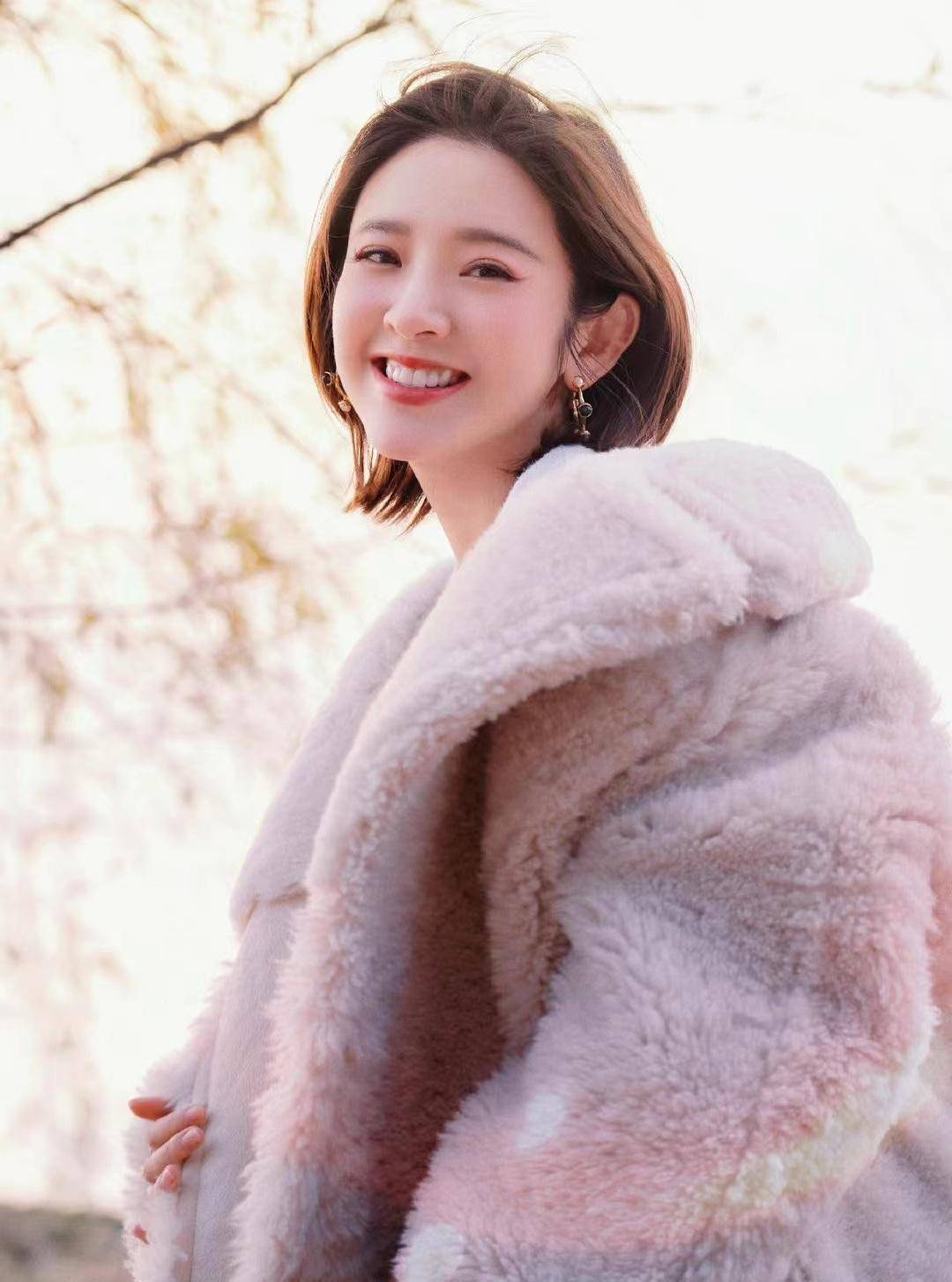 唐艺昕海边随拍,穿白色羊羔绒外套配瘦腿牛仔裤,温馨又治愈_黑色_毛衣