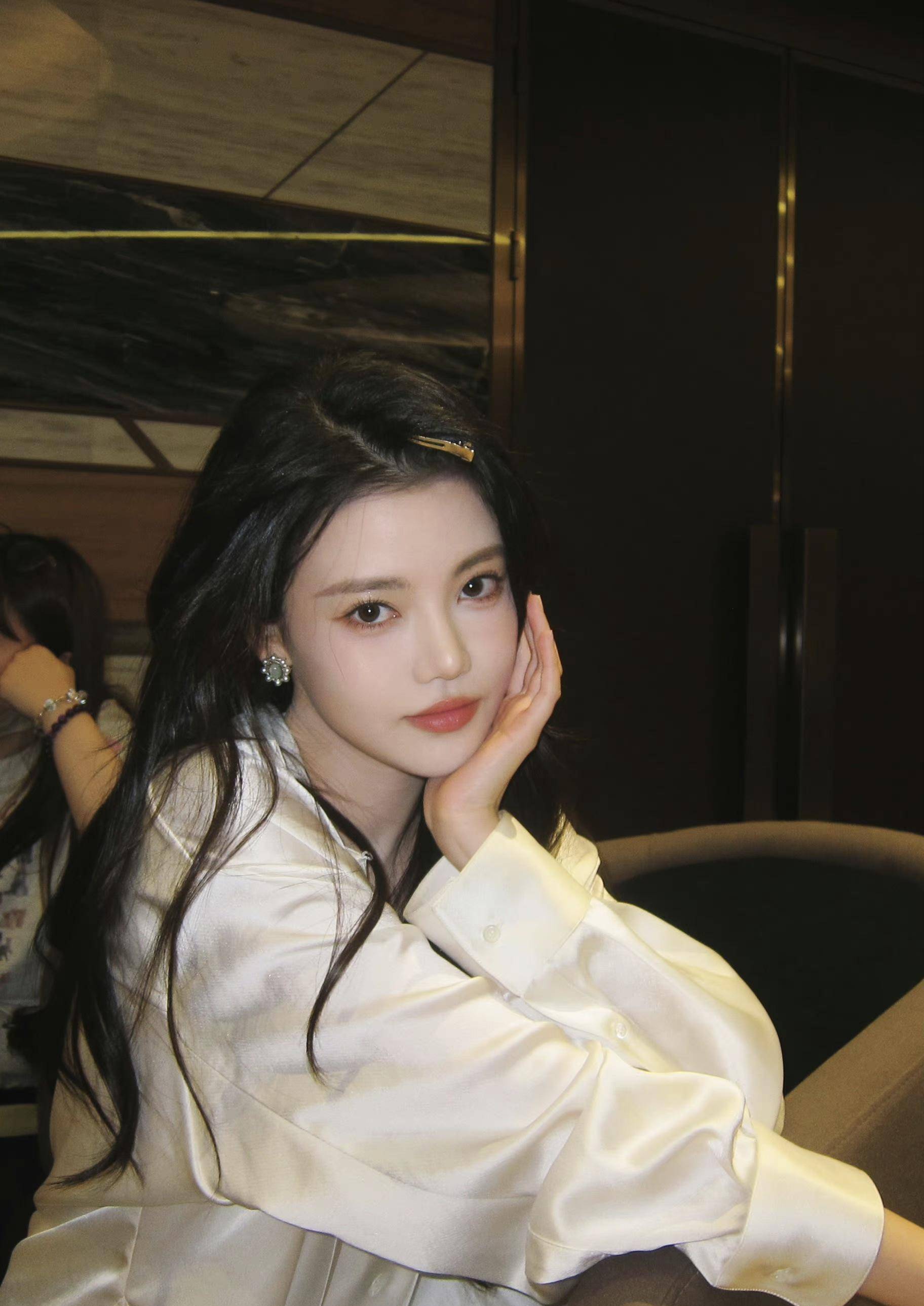 甜美的小白裙很合孙珍妮的口味,裙子上的钻石纽扣可爱又高级.