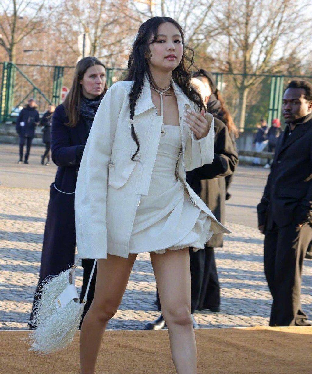 jennie唯美家居风写真曝光,赤脚和狗狗互动超可爱,小蛮腰有点辣_白色