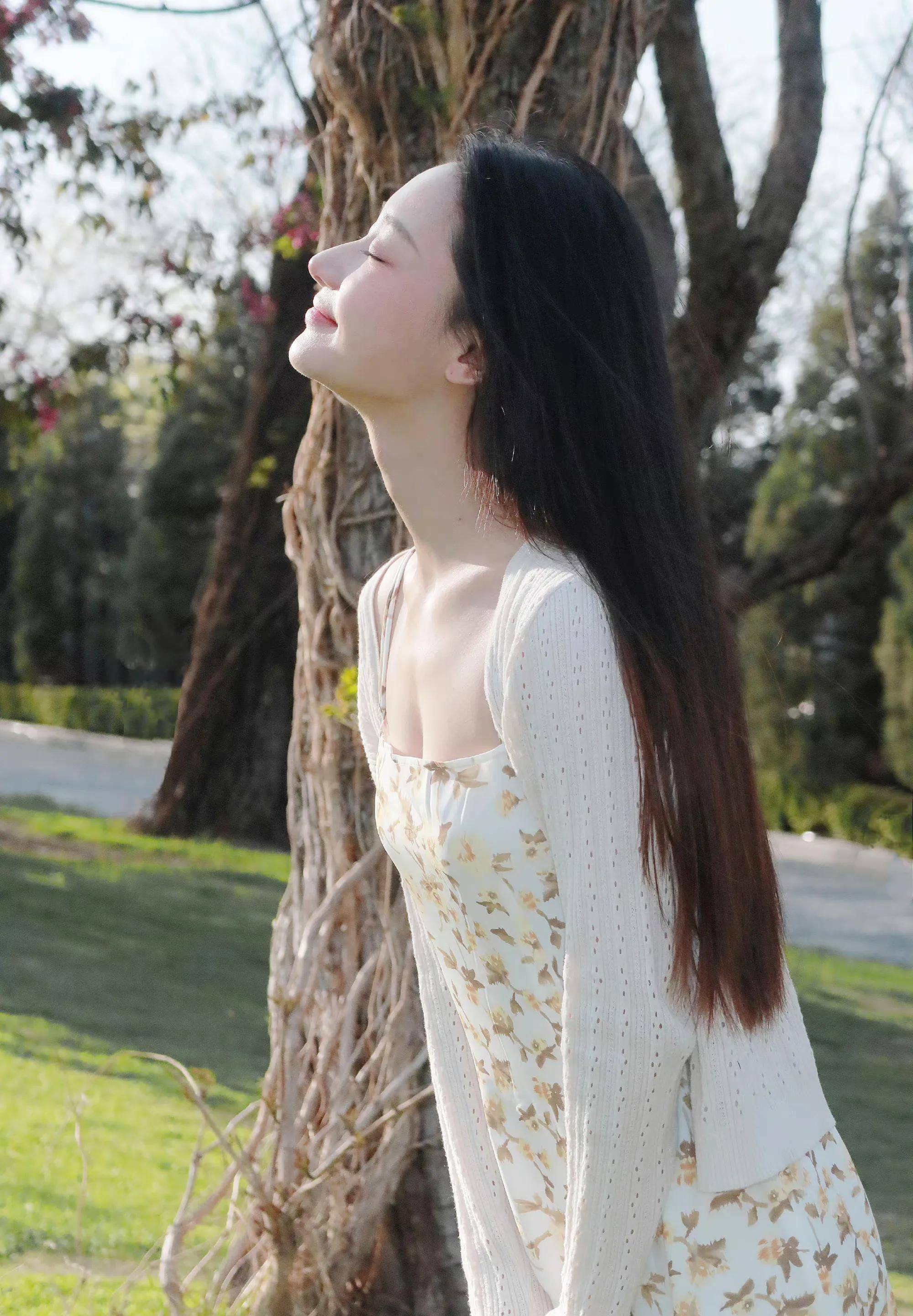 何宣林穿吊带碎花裙漫步樱花树下 浪漫柔美 又纯又欲_黑长直_拍照片