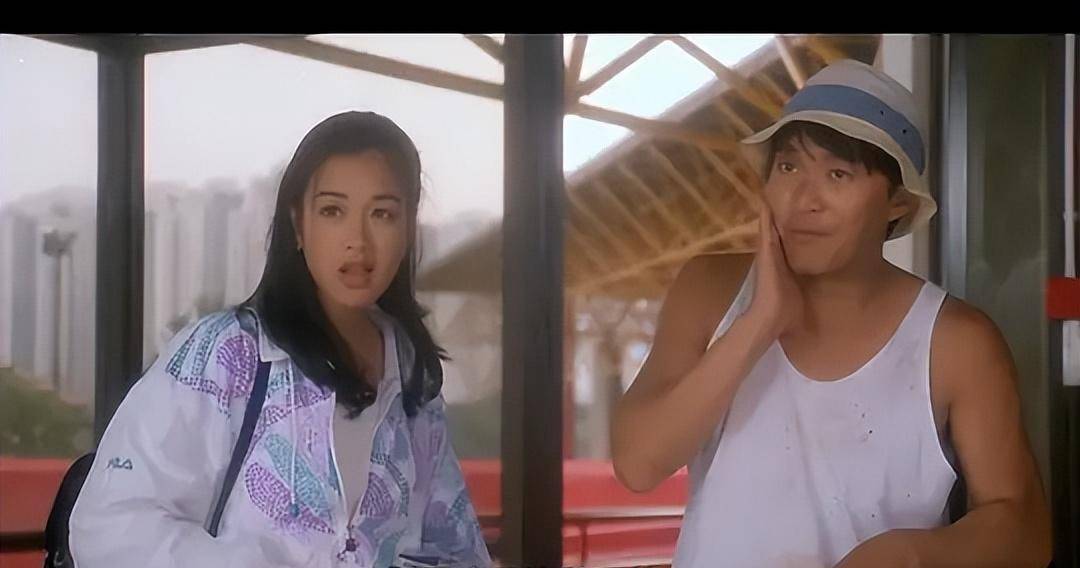 想让阿丽亲他一口,阿丽为了摆脱黑熊,直接亲上了站在一旁的何金银,还