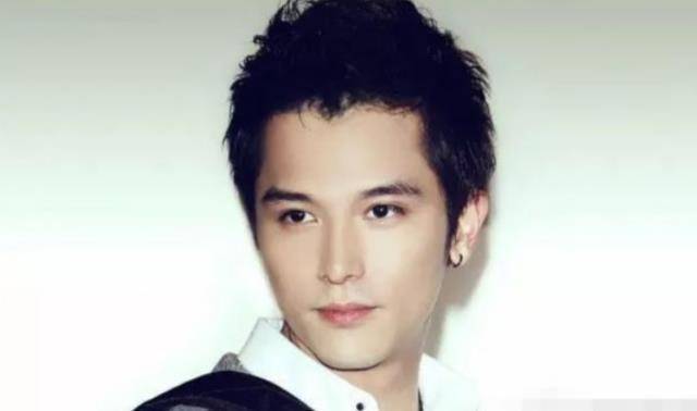 之后,杨丞琳也是遇到了自己的真爱李荣浩,两人已经甜蜜领证,非常的