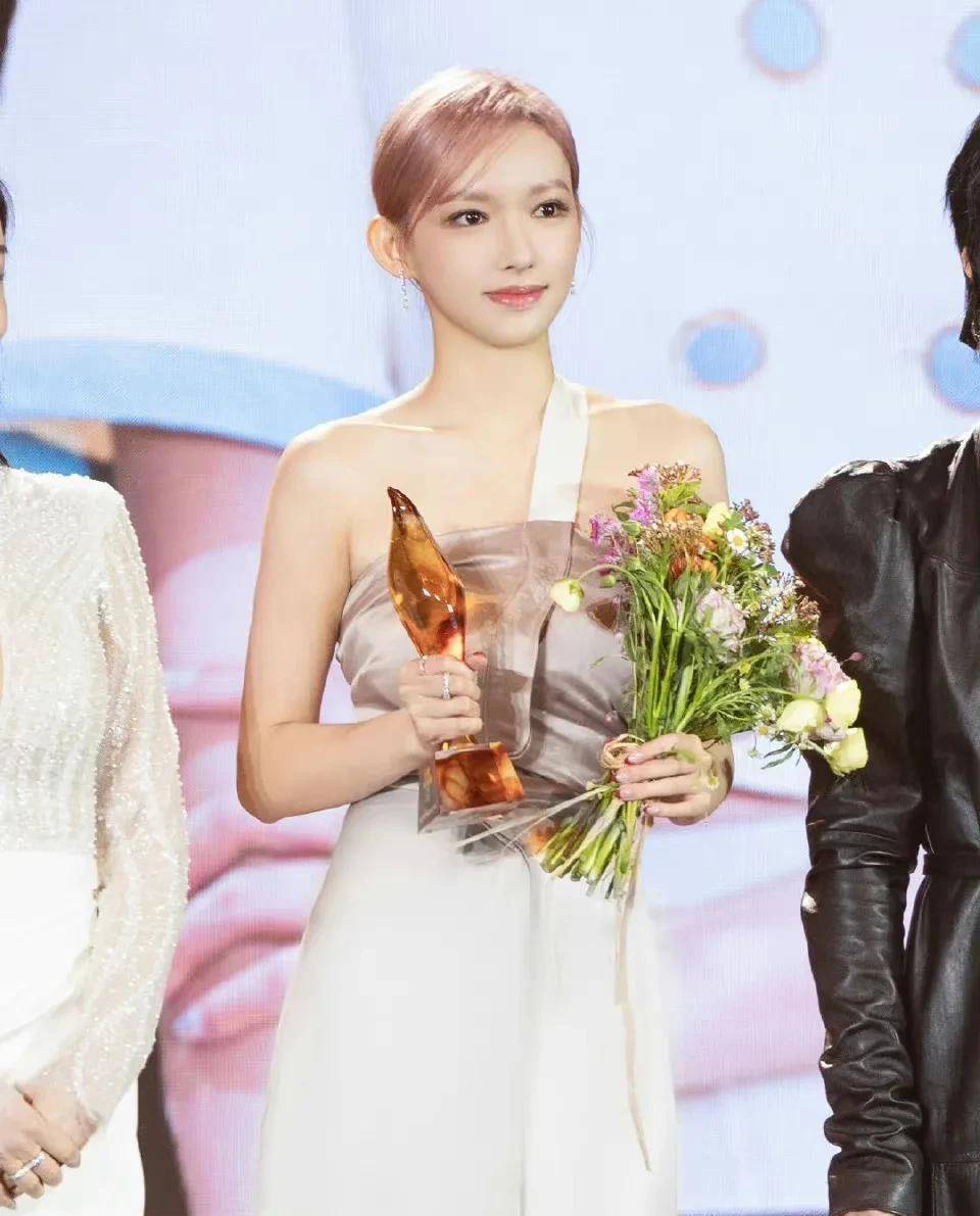 16程潇近日在社交平台上分享了一张她的泳装照片,随即引起热议.