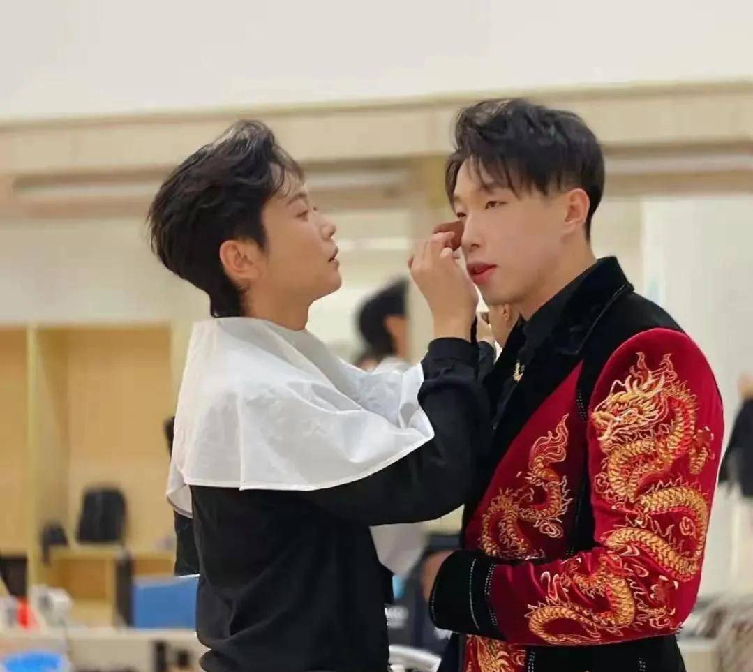 烧饼说孟鹤堂是自己培养出来的,孟鹤堂回应笑死人_相声_观众们_因为