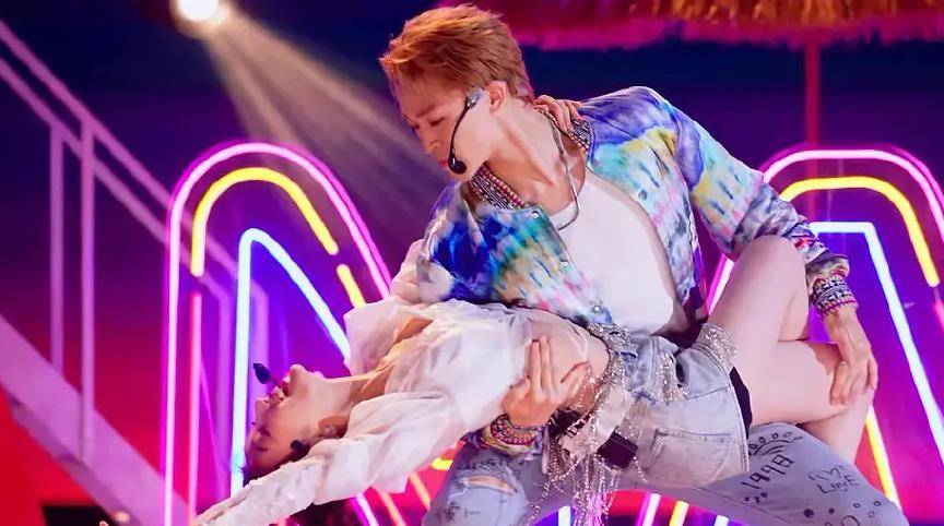 创4:赞多公主抱毛晓彤,怕划伤她摘了一直戴的戒指,绅士手好评_舞台