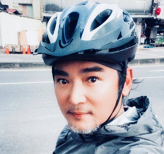 现在的焦恩俊履历过两段失利的婚姻以后已经很少拍戏了,已经的古装