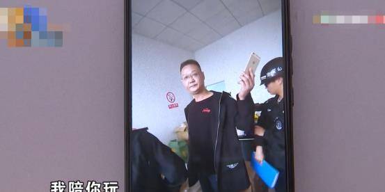 为了拿到5000元的工资，男子甘愿舔地板上烟灰，老板：我能拦着他吗