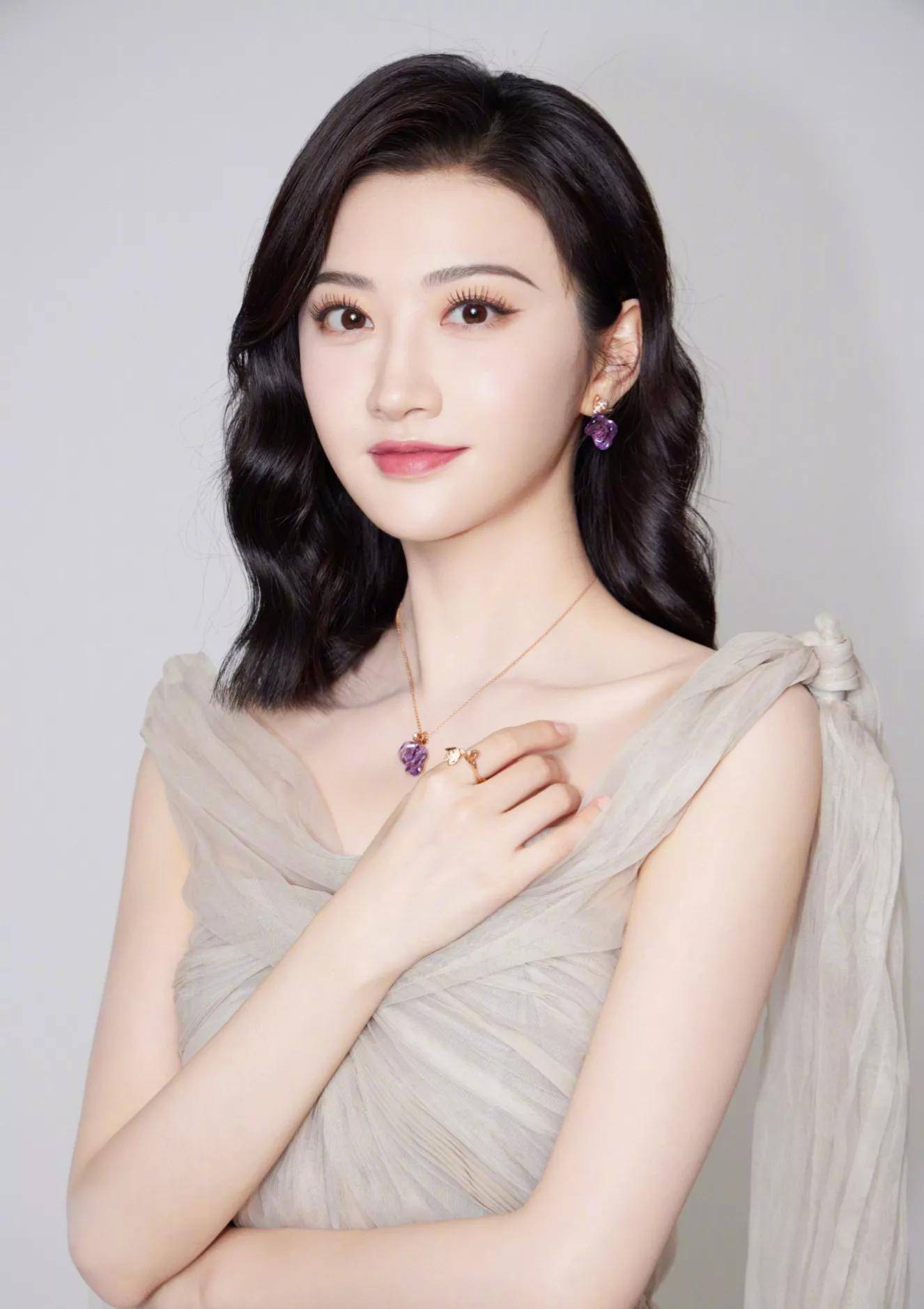 景甜轻纱长裙,香肩美背时尚迷人,皮肤白美如雪,魅力十足_网友_什么