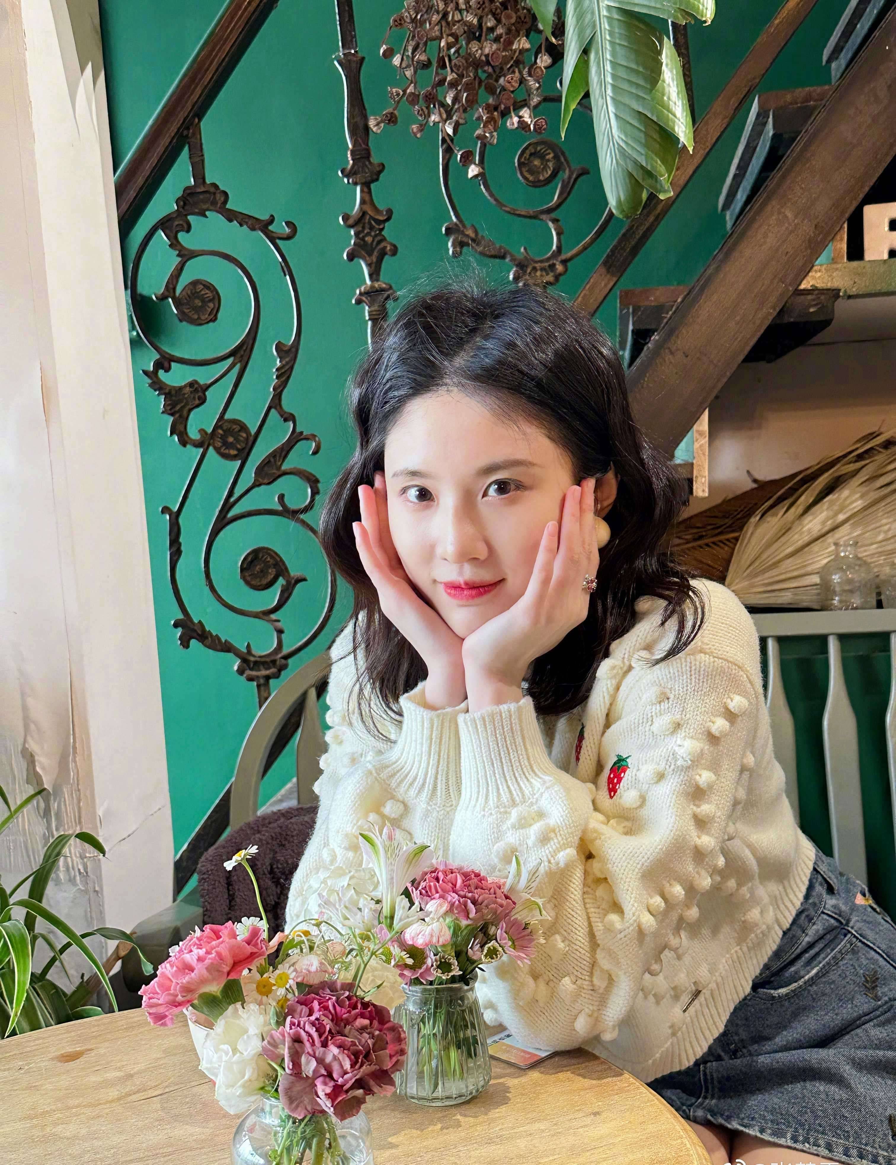 张慧雯牛仔短裤美腿甜美生活照_张艺谋_网友_眼光