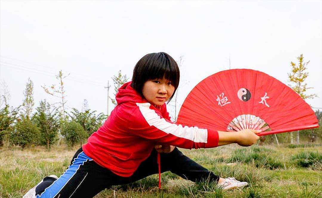 "农村大脸妹"李瑞雪:苦练武术20年,被网友称为女版洪金宝_生活_视频