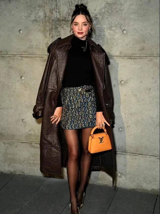 超模米兰达·可儿身穿皮大衣和透明丝袜参加杂志晚宴,性感十足_勃艮第